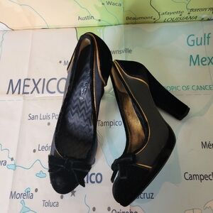 BCBG MAXAZRIA Black And Gold Velvet Bow Pumps Size 7.5